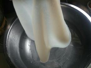 第一张凉皮做好了，把它放在一个抹油的盘子，然后上边抹少许油准备放第二层防沾