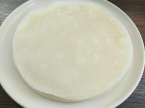 然后就可以重复上边的动作了，注意做的时候一定要盖锅盖否则做出的凉皮会变硬，一会功夫我做了这么多