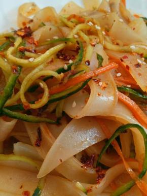 做好的凉皮切开，然后黄瓜、胡萝卜切条，加入味极鲜，凉拌醋，辣椒油，可以再放点熟芝麻，加盐，少许糖，或者自己喜欢的任何调味品，开吃吧