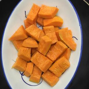 南瓜去皮去籽，切小块，包上保鲜膜，放入锅中大火蒸熟。