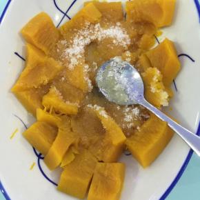 蒸好后趁热加入细砂糖，再用勺背压成泥。