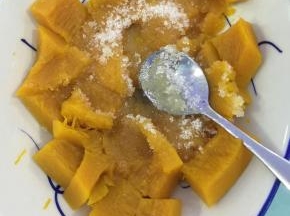 蒸好后趁热加入细砂糖，再用勺背压成泥。