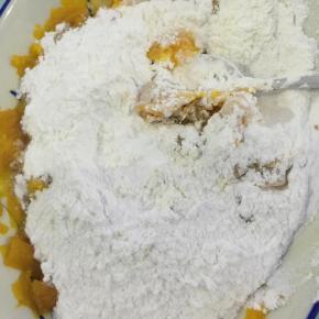 分次加入粉类，搅匀。