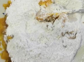 分次加入粉类，搅匀。