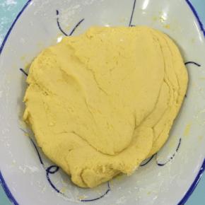 再揉成光滑的面团，盖上湿布醒10分钟。