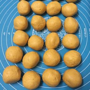 醒好的面团分成30克左右的小剂子，搓圆备用（我这个是加量做的）