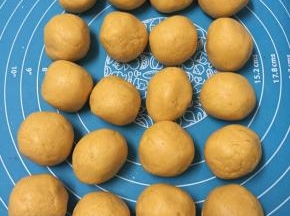醒好的面团分成30克左右的小剂子，搓圆备用（我这个是加量做的）