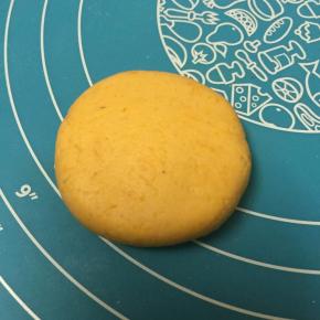 轻轻按扁，同样方法做好其他的面团。