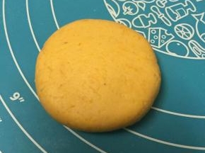 轻轻按扁，同样方法做好其他的面团。