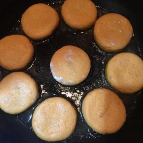 锅中加入适量玉米油，大火烧热，放入做好的南瓜饼，中小火煎至呈金黄色。