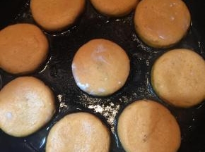 锅中加入适量玉米油，大火烧热，放入做好的南瓜饼，中小火煎至呈金黄色。