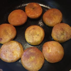 翻面，同样煎至呈金黄色，中间鼓起即可关火。