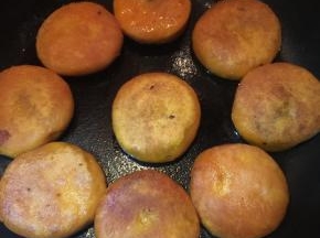 翻面，同样煎至呈金黄色，中间鼓起即可关火。