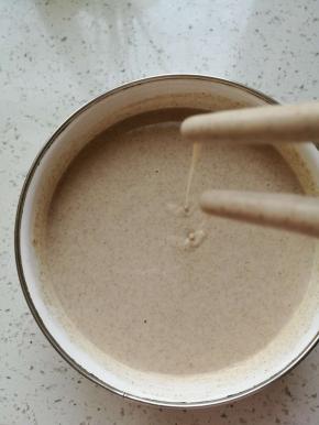 黑麦粉，荞麦粉，加上盐 ，水混合均匀，水不能少，如图  ，筷子搅一搅，划一下有肉眼可见的纹路，马上消失的状态 ，然后静置一旁，醒面