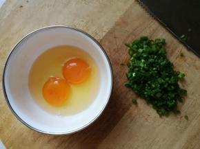 准备鸡蛋和香葱，嘿嘿，我的香葱是从小院现割的 ，香葱多些没关系，吃起来更香哦！