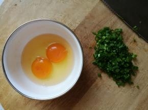 准备鸡蛋和香葱，嘿嘿，我的香葱是从小院现割的 ，香葱多些没关系，吃起来更香哦！
