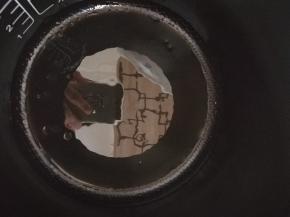 电饭锅一定要是不粘锅的，必须，这样油才使用得少而不粘锅！不要加热 ，电饭锅内抹油，用刷子刷上薄薄一层，我喜欢脆点的饼，所以多给了些油 ！三高的亲，油薄薄一层就完全可以了！
