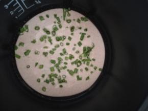 不要加热电饭煲，这是煎出均匀薄饼的关键！用勺子把面糊搅一搅，根据电饭锅的大小，舀几勺面糊进去  ，慢慢将电饭锅均匀铺满，不要给多了，一勺勺的加 ，薄薄的煎饼就是这么出来的哈