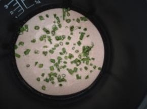 不要加热电饭煲，这是煎出均匀薄饼的关键！用勺子把面糊搅一搅，根据电饭锅的大小，舀几勺面糊进去  ，慢慢将电饭锅均匀铺满，不要给多了，一勺勺的加 ，薄薄的煎饼就是这么出来的哈