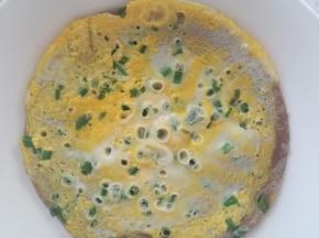 如果是智能电饭煲，加热个2分钟就可以开盖，这时饼已经熟了。普通电饭煲更简单，不用管，自己会跳，不用担心饼会干，这饼水量大， 轻易干不了，哈哈！