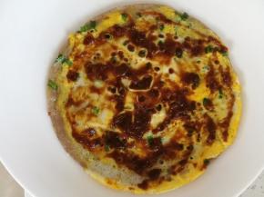 夹出，小心不要弄破了，破相就不好看了哦！刷上豆瓣酱，或任意自己喜欢的酱 ，还可以夹些蔬菜，更营养丰富！