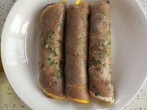 然后趁热卷起，就是上面这个样子了，  嘿嘿 ！将锅取出，温热后重复上述操作即可！