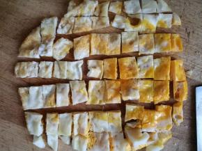 煎好鸡蛋，切成小块 我不会告诉你，鸡蛋也是电饭煲煎的哦 ，不洗锅嘛！