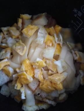 煎2分钟后，开盖，加入切好的芝士，鸡蛋，拌匀，盖上，继续加热