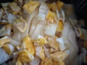 煎2分钟后，开盖，加入切好的芝士，鸡蛋，拌匀，盖上，继续加热