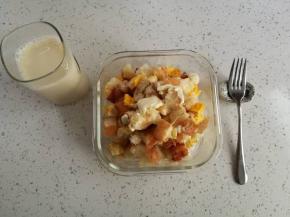 一杯豆浆，一份芝士土司 ，好了，开始享用吧！加上水果或蔬菜更完美哦！更清爽！