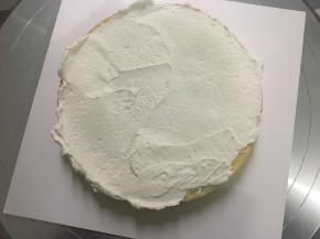 先一层蛋糕坯，抹上一层奶油
