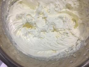 280g的淡奶油一次性倒入全部细砂糖和朗姆酒，先高速打发，酸奶状时转中速，出现纹路后转低速，图上是全发，用来蛋糕夹层和裱花用