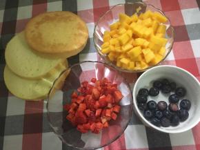 准备一个6寸蛋糕坯，切3片。水果洗干净切小粒（芒果最好分2个碗，将切得漂亮方正另外装好，做表面装饰用的）