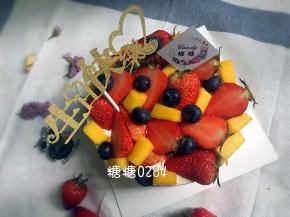 最后随意摆上水果，插上插牌，简简单单的水果裸蛋糕就做好了，简单却又大方