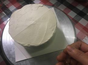 用软刮片修整蛋糕抹面