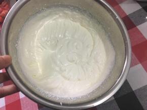 蛋糕冷藏的时候，把剩下的170g奶油打发成7分发抹面奶油，就是出现纹路，但会轻微流动的状态