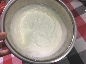 蛋糕冷藏的时候，把剩下的170g奶油打发成7分发抹面奶油，就是出现纹路，但会轻微流动的状态