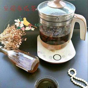 煮好的冬瓜茶装在瓶子里，热喝凉喝看自己喜欢！