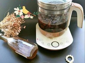 煮好的冬瓜茶装在瓶子里，热喝凉喝看自己喜欢！