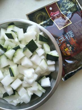 冬瓜洗净带皮带籽，准备红糖一袋