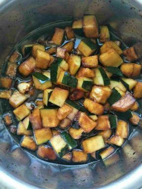 冬瓜和红糖拌匀，放两个小时，水份腌出来。