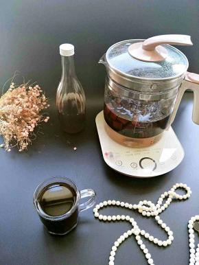 熬好的冬瓜茶放冰箱，兑水喝，加点冰块更凉爽！