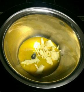 蛋黄，黄油放打蛋盆里，小火加热，边加热边搅拌，直到混合物变浓稠。挑起刮刀，混合物可以在刮刀上挂上比较厚的一层就好了，关火。（这个度的把握非常重要，如果烧过了，蛋黄就会起颗粒，做出来的雪糕就没有顺滑感可言了，所以一定要控制好时间和温度）