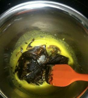 黑巧克力切块，放蛋黄糊里，趁热搅拌，直到巧克力融化。