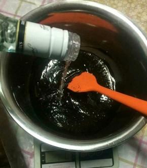 倒入朗姆酒，搅拌均匀。