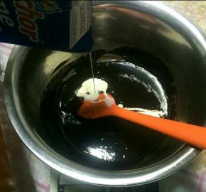 倒入酸奶，搅拌均匀，冷却待用。