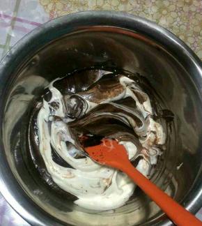 把打发好的淡奶油倒入巧克力糊，上下翻拌均匀。