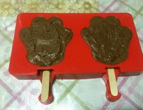 倒入模具，插上棒冰签，放冰箱冷冻四个小时以上，隔夜效果更佳。