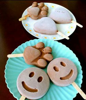 脱模，非常顺滑，完全没有冰渣，浓厚的巧克力和朗姆酒的香醇完美结合，有点像巧克力慕斯，吃起来一点都不冰。