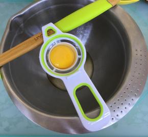 蛋白、蛋黄分离，分别装入无油无水的容器里。